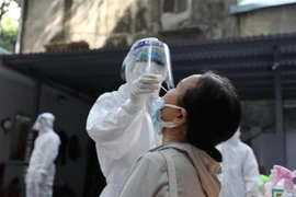 Lấy mẫu xét nghiệm COVID-19. (Ảnh: Minh Quyết/TTXVN)