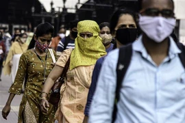 Người dân đeo khẩu trang phòng lây nhiễm COVID-19 tại Mumbai, Ấn Độ, ngày 1/2/2021. (Nguồn: THX/TTXVN) 