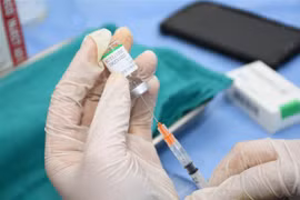 Nhân viên y tế chuẩn bị mũi tiêm vaccine ngừa COVID-19 của Tập đoàn Dược phẩm quốc gia Trung Quốc Sinopharm, tại Rommani, Maroc, ngày 3/3/2021. (Ảnh: THX/TTXVN) 