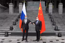 Ngoại trưởng Trung Quốc Vương Nghị (phải) trong cuộc gặp người đồng cấp Nga Sergei Lavrov tại thành phố Quế Lâm, Khu tự trị dân tộc Choang Quảng Tây (Trung Quốc) ngày 22/3/2021. (Nguồn: THX/TTXVN) 