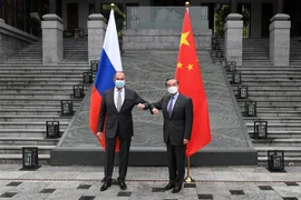 Ngoại trưởng Trung Quốc Vương Nghị (phải) trong cuộc gặp người đồng cấp Nga Sergei Lavrov tại thành phố Quế Lâm, Khu tự trị dân tộc Choang Quảng Tây (Trung Quốc) ngày 22/3/2021. (Nguồn: THX/TTXVN) 