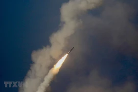 Hệ thống phòng không S-400 Triump tiêu diệt muc tiêu tên lửa đạn đạo và máy bay tiêm kích. (Ảnh: Trần Hiếu/TTXVN) 