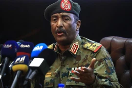 Tổng Tư lệnh Các Lực lượng vũ trang Sudan, Tướng Abdel-Fattah Burhan, người nắm quyền điều hành sau cuộc đảo chính quân sự, trong cuộc họp báo tại Khartoum ngày 26/10/2021. (Ảnh: AFP/TTXVN) 