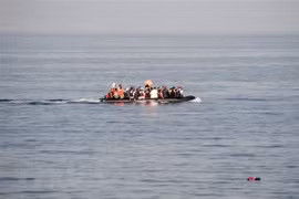 Người di cư lênh đênh trên biển sau khi vượt biển Aegean từ Thổ Nhĩ Kỳ. (Ảnh: AFP/TTXVN)