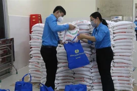 Liên đoàn Lao động tỉnh Trà Vinh chuẩn bị các túi an sinh để trao cho đoàn viên, người lao động. (Ảnh minh họa: Thanh Hòa/TTXVN) 