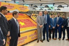 Đại sứ Việt Nam tại UAE Nguyễn Mạnh Tuấn (thứ 3, trái sang) tại một sự kiện giới thiệu hàng nông sản Việt Nam tại UAE. (Ảnh: TTXVN phát)