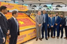 Đại sứ Việt Nam tại UAE Nguyễn Mạnh Tuấn (thứ 3, trái sang) tại một sự kiện giới thiệu hàng nông sản Việt Nam tại UAE. (Ảnh: TTXVN phát)