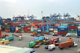 Hoạt động xuất nhập khẩu hàng hóa tại cảng Sài Gòn khu vực 1. (Ảnh: Hoàng Hùng/TTXVN) 