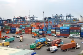 Hoạt động xuất nhập khẩu hàng hóa tại cảng Sài Gòn khu vực 1. (Ảnh: Hoàng Hùng/TTXVN) 