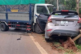 Hiện trường vụ tai nạn giữa xe tải và xe con khiến 3 người thương vong. (Ảnh: TTXVN phát) 