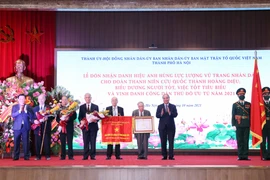 Chủ tịch nước Nguyễn Xuân Phúc trao tặng danh hiệu Anh hùng Lực lượng vũ trang nhân dân cho Đoàn Thanh niên cứu quốc thành Hoàng Diệu. (Ảnh: Thống Nhất/TTXVN) 