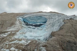 Hiện trường vụ lở tuyết trên núi Marmolada, gần Punta Rocca, Italy, ngày 3/7/2022. (Ảnh: AFP/TTXVN) 