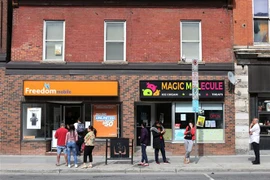 Khách hàng xếp hàng bên ngoài một cửa hàng điện thoại ở Ottawa, Canada. (Ảnh: AFP/TTXVN) 