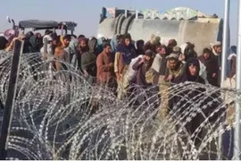 Người dân tại khu vực cửa khẩu Chaman. (Nguồn: Reuters) 