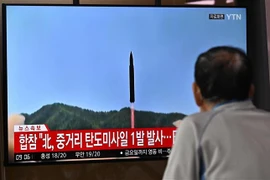 Truyền hình Hàn Quốc đưa tin về vụ phóng tên lửa của Triều Tiên, tại Seoul ngày 4/10/2022. (Ảnh: AFP/TTXVN) 