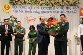 Đại tá Nguyễn Tuấn Minh, Tùy viên quốc phòng Việt Nam tại Đức, chúc mừng Hội Đồng đội cựu chiến binh Việt Nam tại thành phố Leipzig và vùng phụ cận. (Ảnh: Mạnh Hùng/TTXVN)