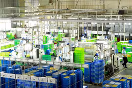 Dây chuyền sản xuất tại Công ty Ohashi Tekko Việt Nam khu công nghiệp Bình Xuyên. (Ảnh: Hoàng Hùng/TTXVN) 