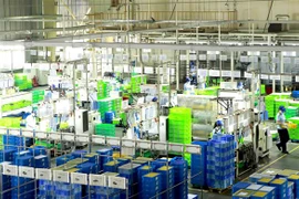 Dây chuyền sản xuất tại Công ty Ohashi Tekko Việt Nam khu công nghiệp Bình Xuyên. (Ảnh: Hoàng Hùng/TTXVN) 