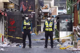 Cảnh sát phong tỏa hiện trường vụ giẫm đạp ở Itaewon, Seoul, Hàn Quốc, ngày 30/10/2022. (Ảnh: THX/TTXVN) 