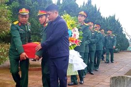 Lễ an táng hài cốt liệt sỹ tại Nghĩa trang Liệt sỹ huyện Hướng Hóa. (Ảnh: Hồ Cầu/TTXVN) 