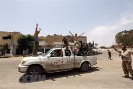 Lực lượng ủng hộ Chính phủ do Liên hợp quốc bảo trợ tại khu vực Qasr bin Ghashir, phía Nam Tripoli, Libya ngày 4/6/2020. (Nguồn: THX/TTXVN) 