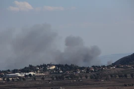 Khói bốc lên sau cuộc tấn công bằng tên lửa của lực lượng Hezbollah tại Liban xuống miền Bắc Israel ngày 4/9/2024. (Ảnh: THX/TTXVN)