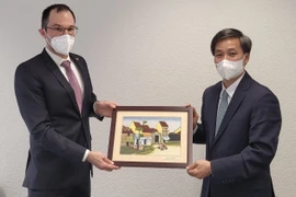 Thứ trưởng Bộ Tư pháp Nguyễn Khánh Ngọc làm việc với đại diện Bộ Tư pháp và Cảnh sát liên bang Thụy Sĩ, ông Niklaus Meier, Vụ trưởng Vụ Tư pháp quốc tế. (Ảnh: TTXVN phát) 