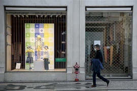 Người dân đeo khẩu trang để phòng tránh lây nhiễm COVID-19 tại Lisbon, Bồ Đào Nha, ngày 17/3/2020. (Nguồn: THX/TTXVN) 