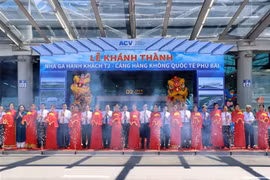 Các đại biểu cắt băng khánh thành Nhà ga hành khách T2- Cảng hàng không quốc tế Phú Bài. (Ảnh: Đỗ Trưởng/TTXVN)