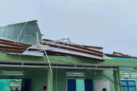 Trường Trung học cơ sở Quế Mỹ 1, xã Quế Mỹ, huyện Quế Sơn, tỉnh Quảng Nam bị tốc mái, hư hỏng nặng được khẩn trương sửa chữa để đua vào sử dụng trong vài ngày tới. (Ảnh: Hữu Trung/TTXVN) 