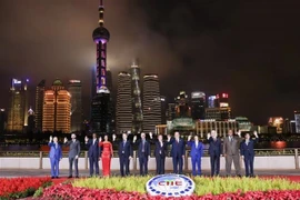 Phó Thủ tướng Trần Hồng Hà (ngoài cùng bên trái) chụp ảnh cùng các nhà lãnh đạo một số nước tham dự CIIE. (Ảnh: TTXVN phát)