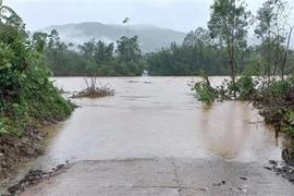 Nước sông dâng cao, khiến nhiều khu dân cư ở Quảng Nam bị chia cắt. (Ảnh: Đoàn Hữu Trung/TTXVN) 