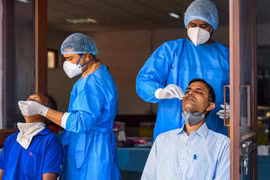 Nhân viên y tế lấy mẫu xét nghiệm COVID-19 cho người dân tại New Delhi, Ấn Độ ngày 8/10/2020. (Nguồn: AFP/TTXVN) 