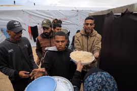 Người dân nhận thực phẩm cứu trợ tại thành phố Rafah, Dải Gaza ngày 18/3/2024. (Ảnh: THX/TTXVN)
