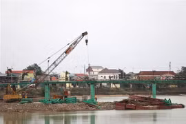 Thi công dự án cầu dây văng trên sông Hiếu. (Ảnh: Nguyên Lý/TTXVN) 
