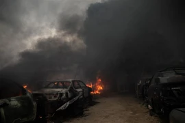 Khói lửa bốc lên sau vụ tấn công do lực lượng Quân đội miền Đông Libya (LNA) tiến hành tại thủ đô Tripoli ngày 25/3/2020. (Nguồn: THX/TTXVN) 