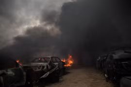 Khói lửa bốc lên sau vụ tấn công do lực lượng Quân đội miền Đông Libya (LNA) tiến hành tại thủ đô Tripoli ngày 25/3/2020. (Nguồn: THX/TTXVN) 