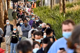 Người dân xếp hàng bên ngoài một điểm tiêm vaccine phòng COVID-19 tại Sydney, Australia, ngày 24/6/2021. (Ảnh: AFP/TTXVN) 