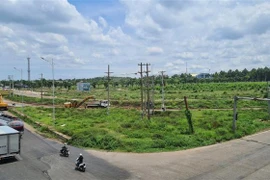 Phần đất nền ở Khu dân cư A1-C1 chưa được phép bán nhưng Công ty trách nhiệm hữu hạn Đầu tư Phú Việt Tín đã bán cho hàng trăm người dân. (Ảnh: TTXVN phát) 