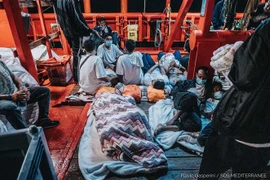 Tàu cứu hộ Ocean Viking chở người di cư tới cảng Porto Empedocle, trên đảo Sicily, Italy, ngày 6/7/2021. (Ảnh: AFP/TTXVN) 