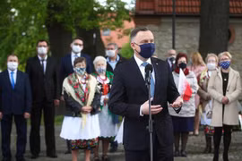 Tổng thống Ba Lan Andrzej Duda gặp gỡ với các cư dân địa phương trong cuộc vận động tranh cử tại thị trấn Alwernia, ngày 25/5/2020. (Nguồn: PAP/TTXVN) 