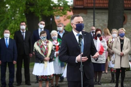 Tổng thống Ba Lan Andrzej Duda gặp gỡ với các cư dân địa phương trong cuộc vận động tranh cử tại thị trấn Alwernia, ngày 25/5/2020. (Nguồn: PAP/TTXVN) 