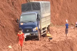 Mưa to gây sạt lở đất tại huyện Quỳnh Nhai, tỉnh Sơn La, khiến người dân và các phương tiện giao thông qua lại khó khăn. (Ảnh: Nguyễn Cường/TTXVN) 