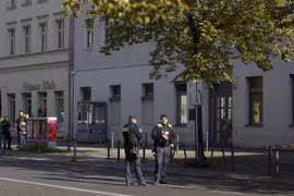 Cảnh sát gác phía trước giáo đường Do Thái tại thủ đô Berlin, Đức, sau vụ ném bom xăng, ngày 18/10/2023. (Ảnh: AFP/TTXVN)
