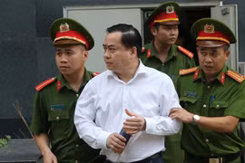 Cảnh sát dẫn giải bị cáo bị cáo Phan Văn Anh Vũ (sinh năm 1975, Chủ tịch Hội đồng quản trị Công ty cổ phần Xây dựng 79, Công ty cổ phần Bắc Nam 79) về trại giam. (Ảnh: Doãn Tấn/TTXVN) 