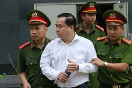 Cảnh sát dẫn giải bị cáo bị cáo Phan Văn Anh Vũ (sinh năm 1975, Chủ tịch Hội đồng quản trị Công ty cổ phần Xây dựng 79, Công ty cổ phần Bắc Nam 79) về trại giam. (Ảnh: Doãn Tấn/TTXVN) 
