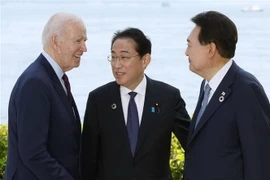 Tổng thống Mỹ Joe Biden, Thủ tướng Nhật Bản Fumio Kishida và Tổng thống Hàn Quốc Yoon Suk-yeol tại cuộc gặp bên lề Hội nghị thượng đỉnh G7 ở Hiroshima (Nhật Bản) ngày 21/5/2023. (Ảnh: Kyodo/TTXVN)