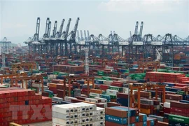 Hàng hóa được xếp tại cảng ở Thâm Quyến, tỉnh Quảng Đông, Trung Quốc. (Ảnh: THX/TTXVN) 