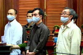 Các bị cáo cầm đầu vụ án Nguyễn Khanh, Nguyễn Minh Tấn (từ phải qua) tại phiên xét xử. (Ảnh: Thành Chung/TTXVN) 