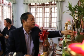 Phó Chủ tịch Quốc hội Đỗ Bá Tỵ thắp hương tưởng nhớ Chủ tịch nước Võ Chí Công. (Ảnh: Thành Chung/TTXVN) 